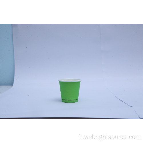 Tasse en papier vert jetable